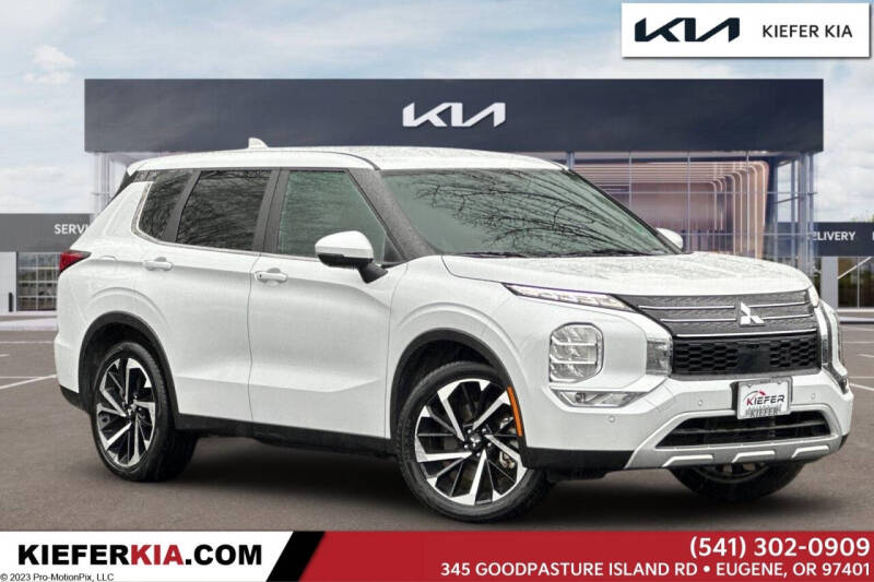 2024 Mitsubishi Outlander SE's photo