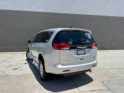 2022 Chrysler Voyager LX