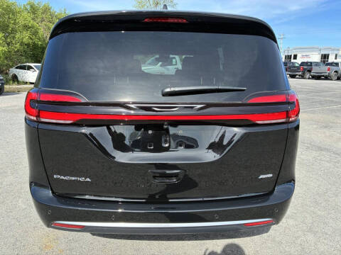 2027 Chrysler Pacifica Select