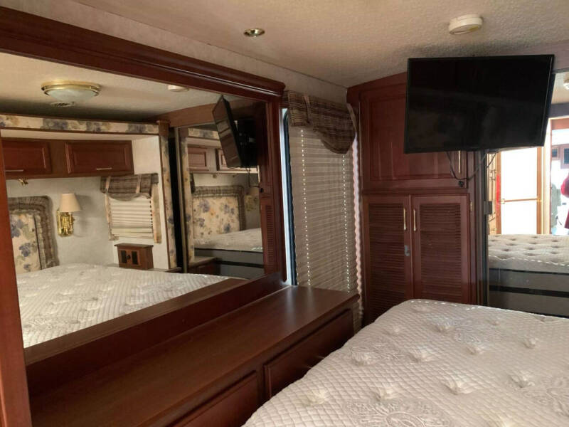 2004 Freightliner XC Chassis