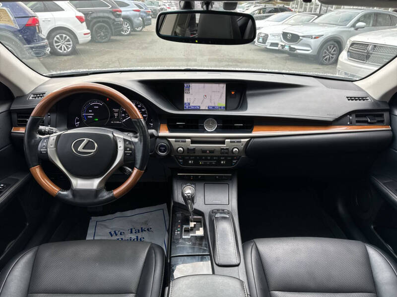 2014 Lexus ES 300h photo 21