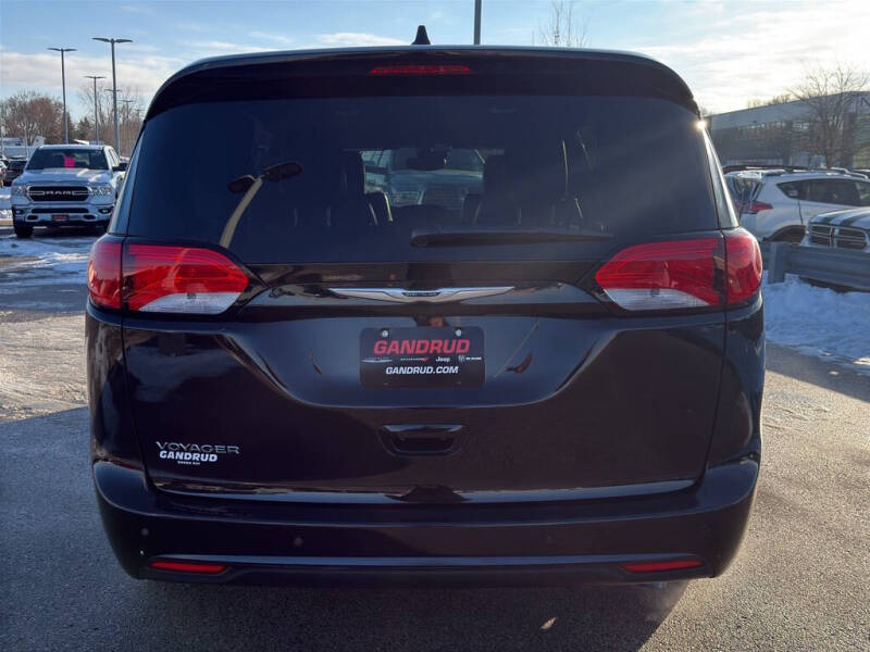 2025 Chrysler Voyager LX