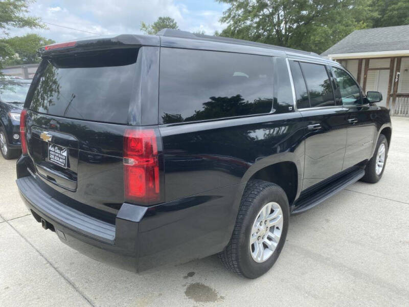 2020 Chevrolet Suburban LT photo 4