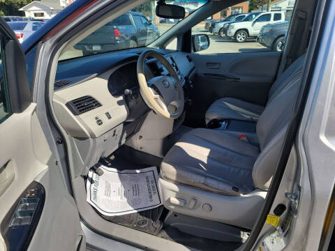 2013 Toyota Sienna LE 8-Passenger