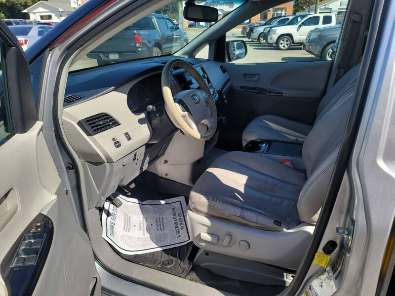 2013 Toyota Sienna LE 8-Passenger