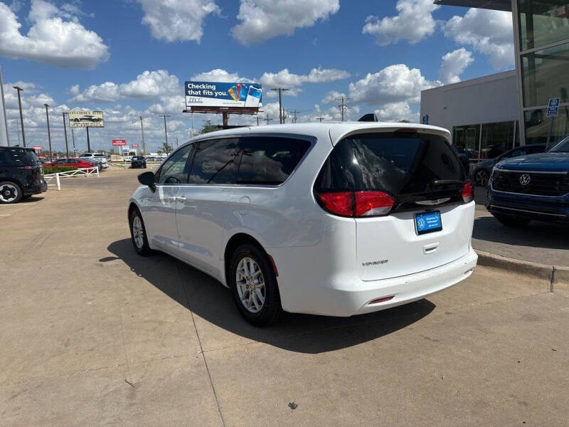 2024 Chrysler Voyager LX
