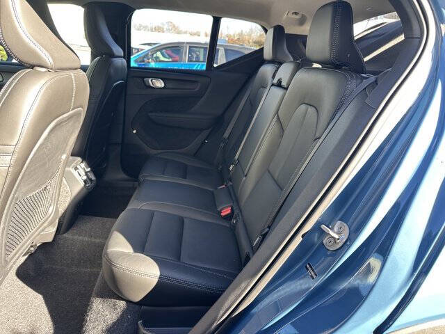 2025 Volvo XC40 B5 Core Bright Theme