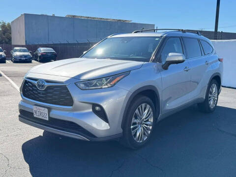2023 Toyota Highlander Hybrid Platinum