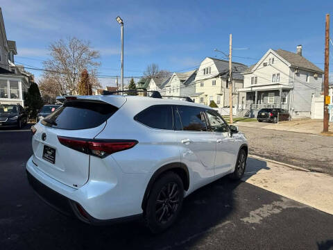 2022 Toyota Highlander LE