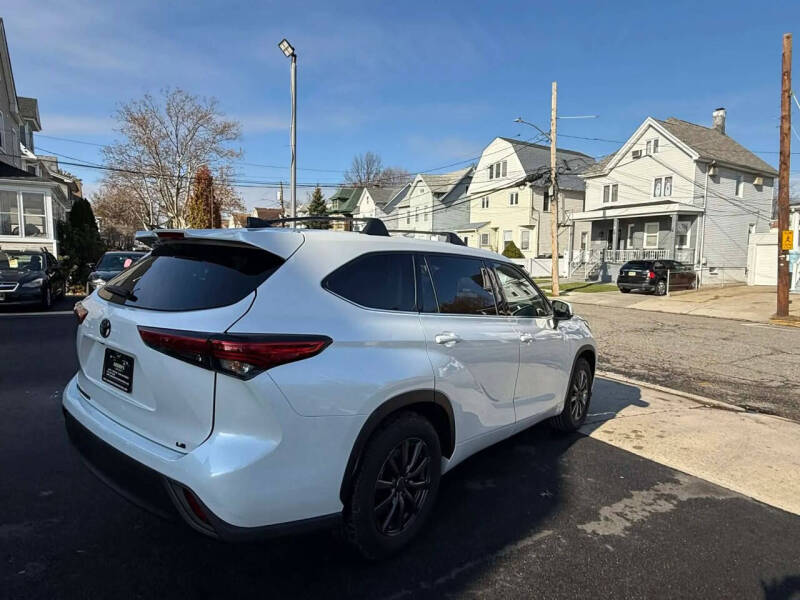 2022 Toyota Highlander LE