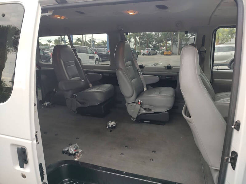 2005 Ford E-Series E-150 Chateau