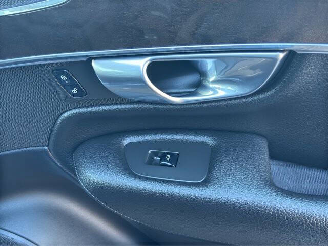 2018 Volvo XC90 T6 Momentum