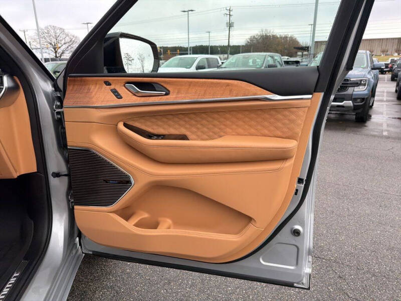 2022 Jeep Grand Cherokee Summit