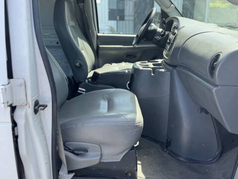 2003 Ford E-Series E-150 Base
