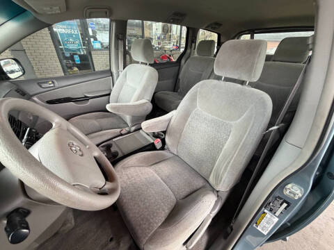 2005 Toyota Sienna LE 8 Passenger