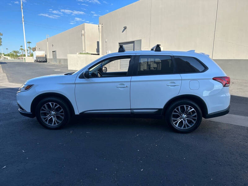 2018 Mitsubishi Outlander ES photo 3