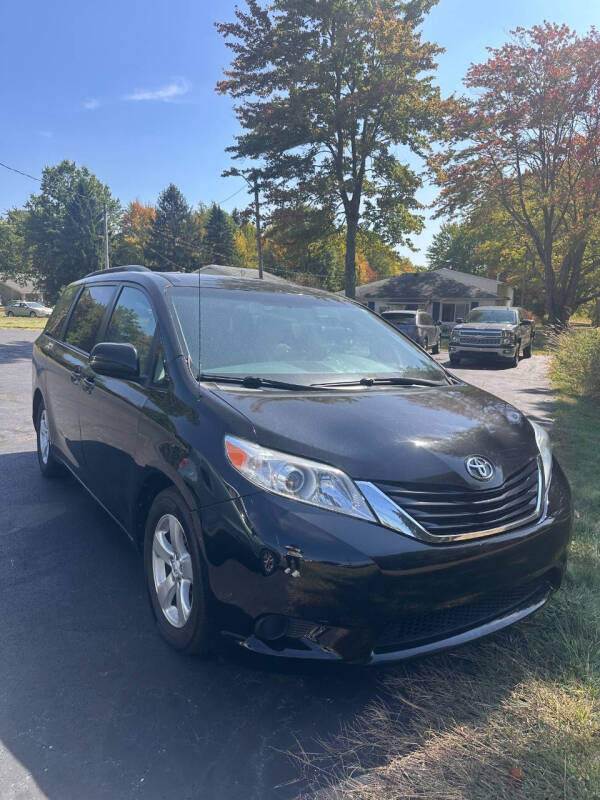 2012 Toyota Sienna LE's photo