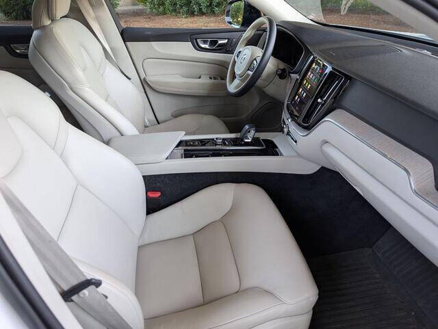 2023 Volvo XC60 B5 Plus Dark Theme