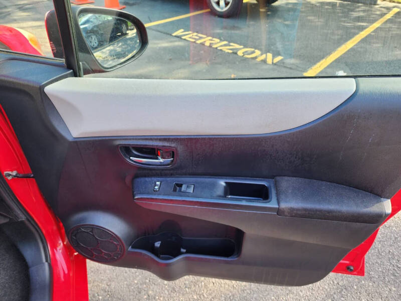 2012 Toyota Yaris 5-Door LE