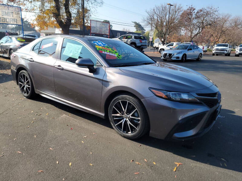 2022 Toyota Camry SE photo 3