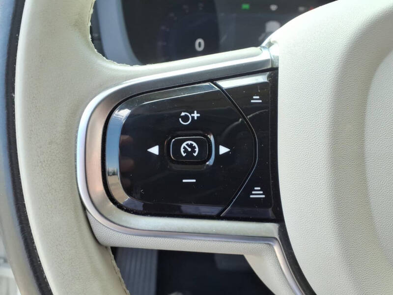 2023 Volvo XC60 B6 Ultimate Dark Theme