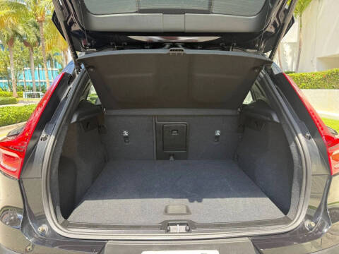 2025 Volvo XC40 B5 Core Bright Theme