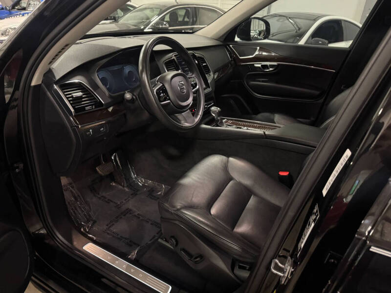 2016 Volvo XC90 T6 Momentum