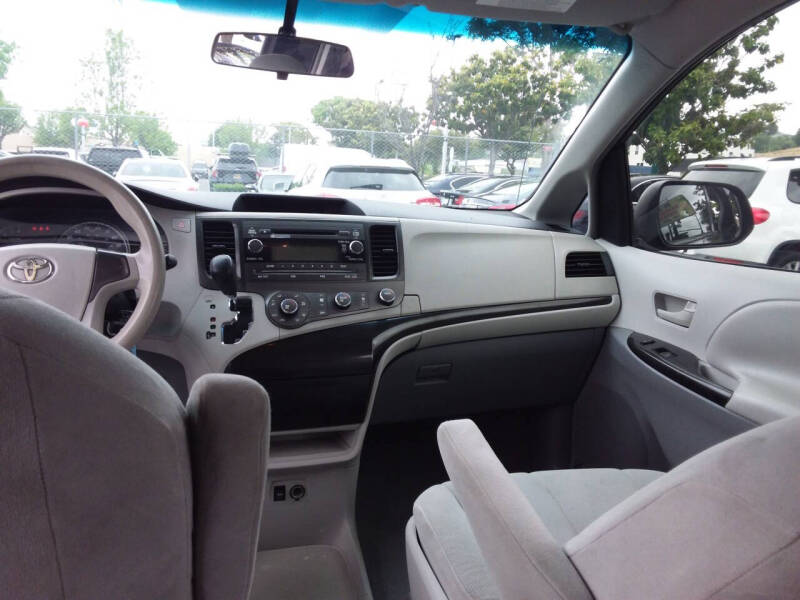 2011 Toyota Sienna Base 7-Passenger