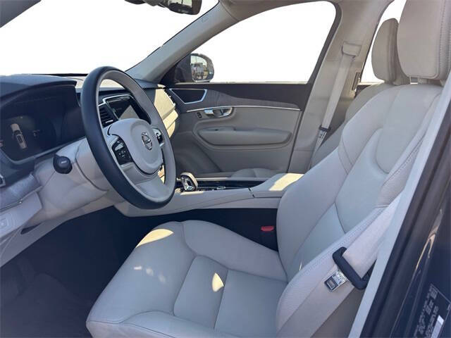 2024 Volvo XC90 Recharge T8 Core Bright Theme