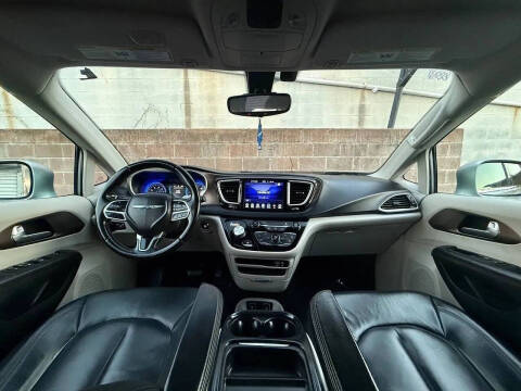 2017 Chrysler Pacifica Touring-L