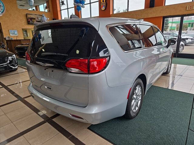 2022 Chrysler Voyager LX