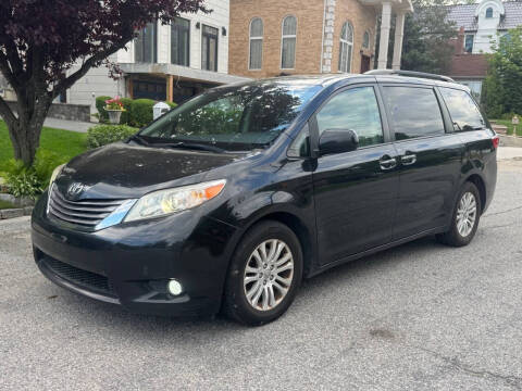 2017 Toyota Sienna XLE Premium 8-Passenger