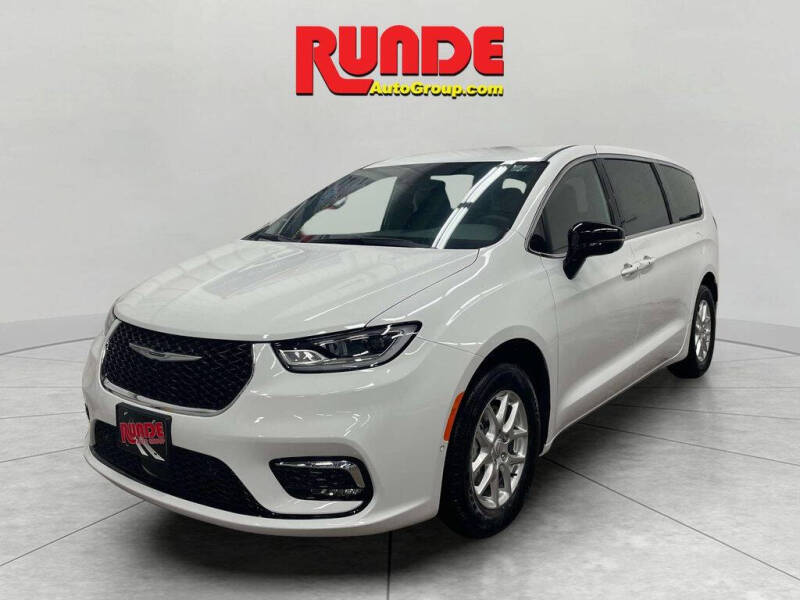 2026 Chrysler Pacifica Select's photo