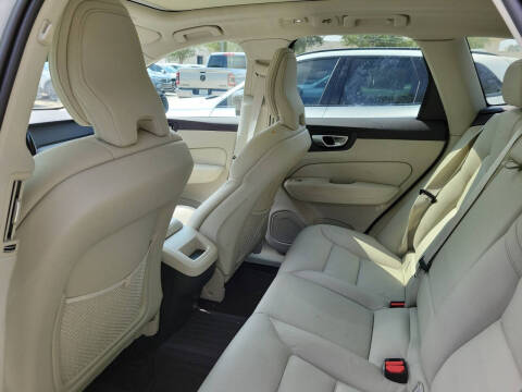 2023 Volvo XC60 B5 Plus Dark Theme