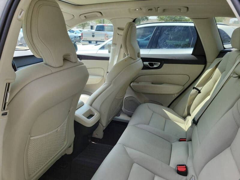 2023 Volvo XC60 B5 Plus Dark Theme