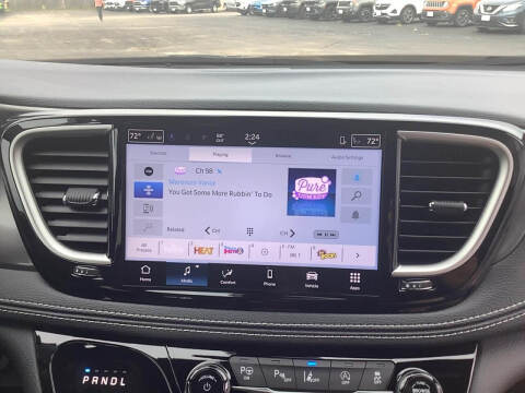 2025 Chrysler Pacifica Select