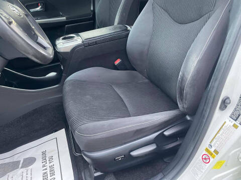 2015 Toyota Prius v Three