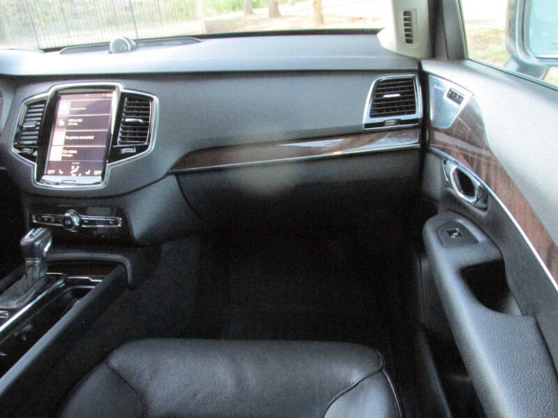 2016 Volvo XC90 T6 Momentum