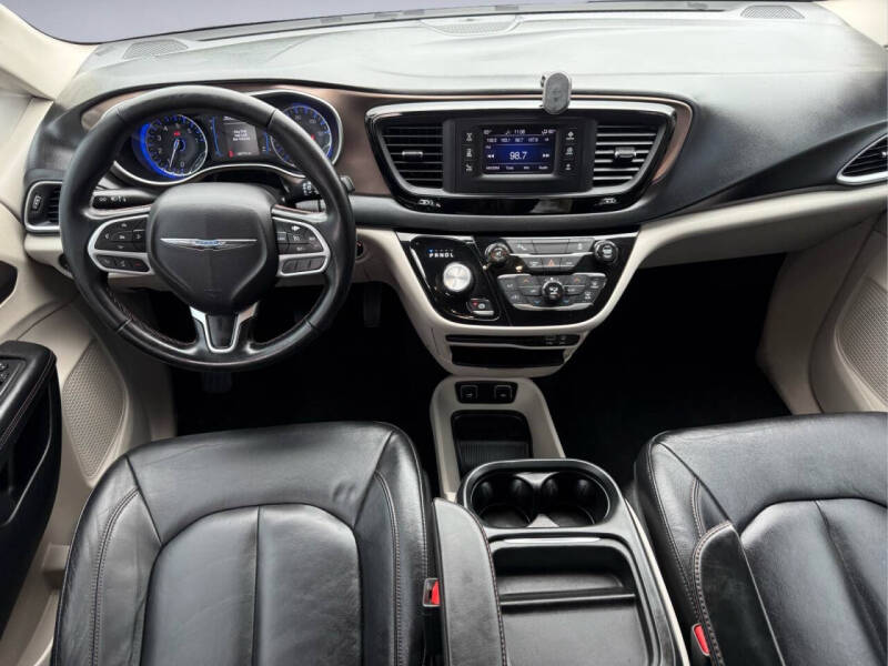 2017 Chrysler Pacifica Touring-L