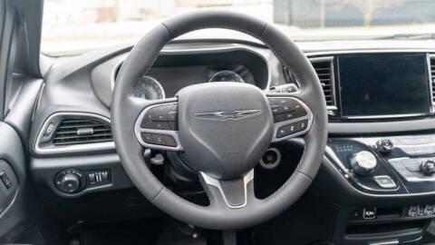 2025 Chrysler Pacifica Select