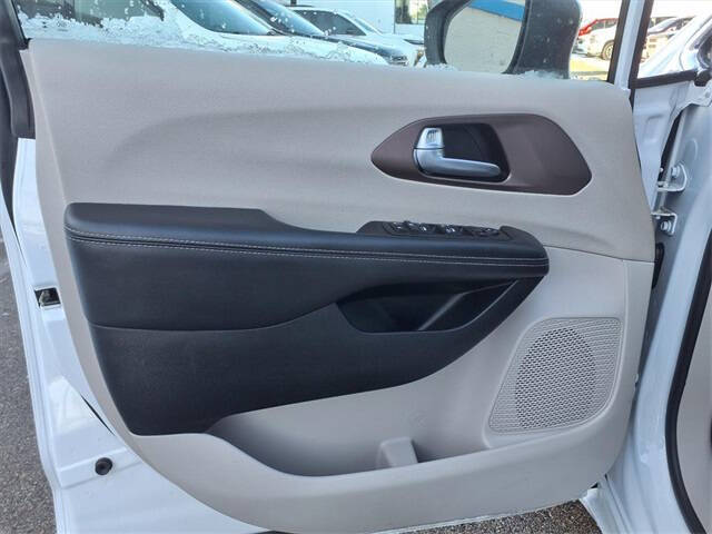 2024 Chrysler Voyager LX