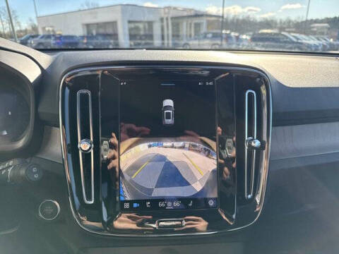 2025 Volvo XC40 B5 Core Bright Theme