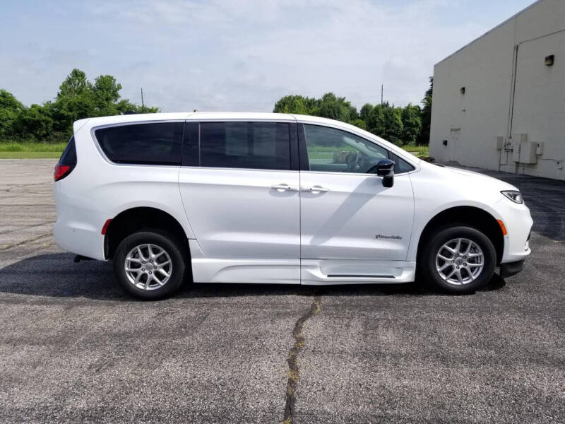 2024 Chrysler Pacifica Touring L