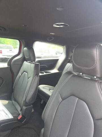 2027 Chrysler Pacifica Select