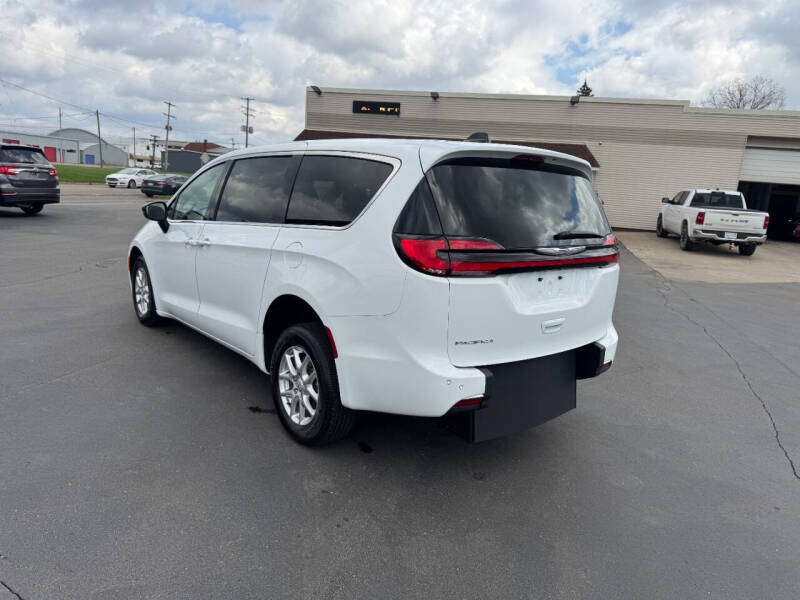 2025 Chrysler Pacifica Select