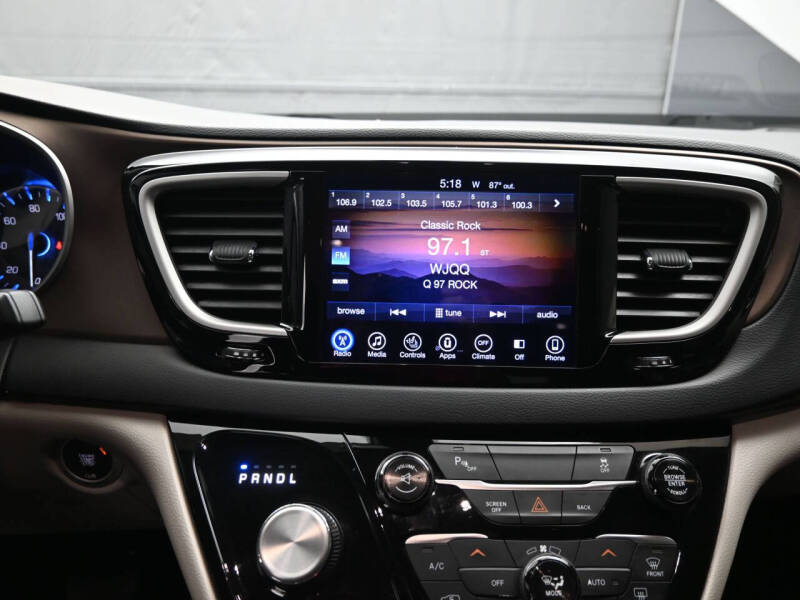 2017 Chrysler Pacifica Touring-L