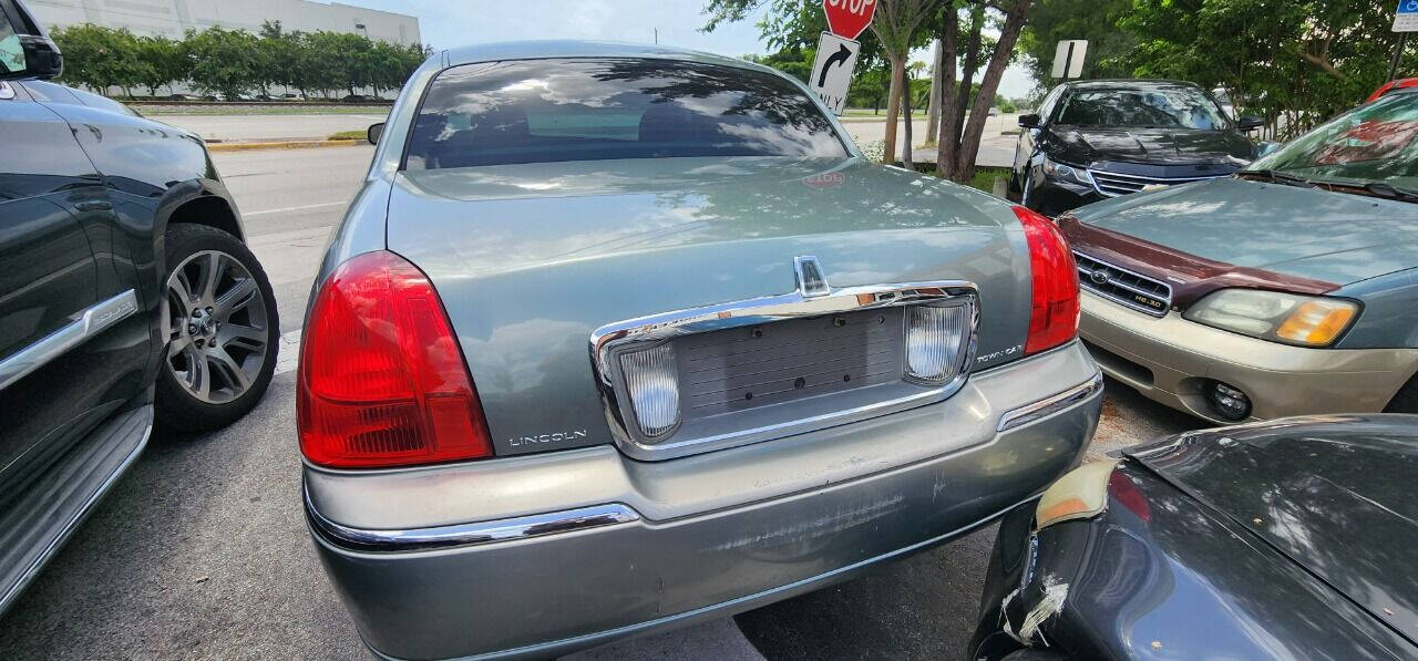 2006 LINCOLN Town Car Sedan - $3,950