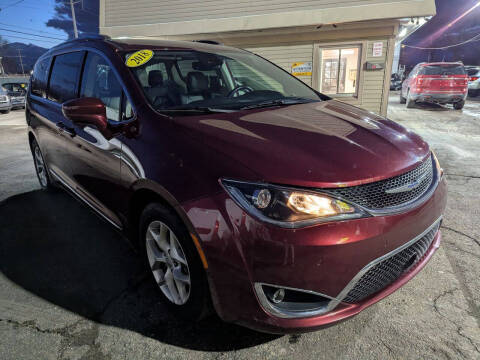 2018 Chrysler Pacifica for sale at Summit Motors LLC in Wayne MI