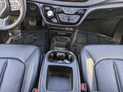 2025 Chrysler Voyager LX