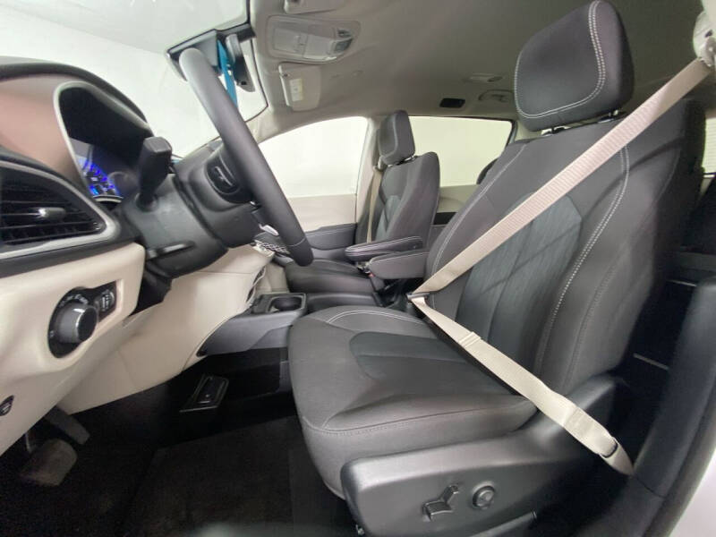 2024 Chrysler Voyager LX